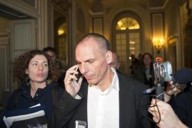 VAROUFAKIS ASSEGURA QUE O DINHEIRO PARA SALÁRIOS E PENSÕES ESTÁ GARANTIDO