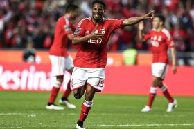 BENFICA VENCE SPORTING DE BRAGA E CIMENTA PRIMEIRO LUGAR À CONDIÇÃO