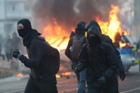 OITO POLÍCIAS FERIDOS E 350 MANIFESTANTES DETIDOS NOS CONFRONTOS EM FRANKFURT