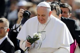 PAPA ACEITA RENÚNCIA AO CARDINALATO DE ANTIGO ARCEBISPO DE EDIMBURGO