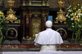 PAPA DIZ QUE “A CORRUPÇÃO TRESANDA” DURANTE VISITA AO TERRITÓRIO DA MÁFIA