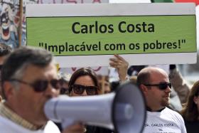 DEZENAS DE LESADOS DO BES GRITAM “GATUNO” À PORTA DA CASA DE CARLOS COSTA