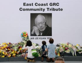 POPULAÇÃO DE SINGAPURA PRESTA HOMENAGEM A LEE KUAN YEW