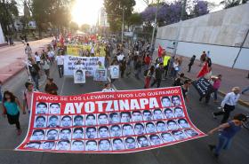 COLEGAS DE ESTUDANTES MEXICANOS DESAPARECIDOS EM PROTESTO