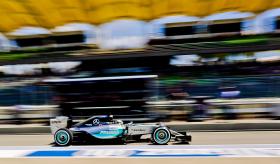 LEWIS HAMILTON CONSEGUE ‘POLE’ NA MÁLASIA, VETTEL INTROMETE-SE ENTRE OS MERCEDES