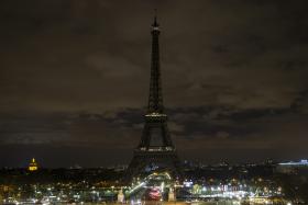 HORA DO PLANETA “APAGA” LUZES DA TORRE EIFFEL… DURANTE CINCO MINUTOS