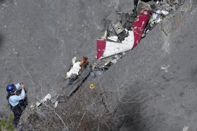 FRANÇA/AVIÃO: INVESTIGADORES JÁ IDENTIFICARAM ADN DE 78 OCUPANTES DO A320