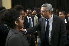 CABO-VERDIANOS EM COIMBRA APELAM AO PR PARA VETAR AUMENTO SALARIAL DE POLÍTICOS