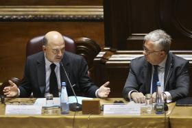 COMISSÁRIO EUROPEU ACREDITA QUE DÉFICE PORTUGUÊS PODE FICAR ABAIXO DOS 3% EM 2015