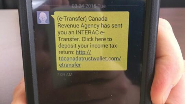 Muitas pessoas estão a relatar ter recebido uma mensagem de texto fraudulenta, supostamente enviada pela Canada Revenue Agency - 24 de março, 2015. (Twitter/@ Smitty_Mark)