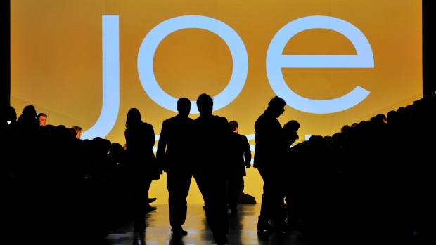 As pessoas tomam os seus lugares para o desfile da coleção Joe Fresh, durante o evento 2012 Toronto Fashion Week, em Toronto – 14 de março, 2012. (Nathan Denette / The Canadian Press)As pessoas tomam os seus lugares para o desfile da coleção Joe Fresh, durante o evento 2012 Toronto Fashion Week, em Toronto – 14 de março, 2012. (Nathan Denette / The Canadian Press)