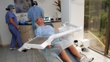 Um homem relaxa enquanto espera por um tratamento dentário na Meza Dental Care, em San Jose, Costa Rica. Foto de arquivo. (AP / Kent Gilbert)