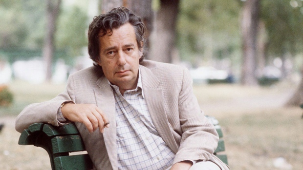 O autor Mordecai Richler num parque de Montreal, nesta foto de arquivo datada de outubro de 1983. The Canadian Press / Ryan Remiorz