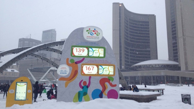 Um relógio de contagem decrescente para os Jogos Pan-Americanos 2015 está instalado na Nathan Philips Square, no centro de Toronto. (Joshua Freeman / CP24)