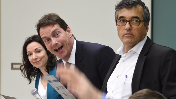 candidato à liderança do Parti Québécois, Pierre Karl Péladeau, centro, adotou uma linha dura em relação à imigração no debate pela liderança em Quebec City, na quarta-feira. Os seus rivais, incluindo Martine Ouellet, à esquerda, e Pierre Céré, discordaram dos seus comentários. (Jacques Boissinot / Canadian Press)