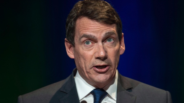 O candidato à liderança do PQ, Pierre Karl Péladeau, faz o discurso de abertura, durante o primeiro debate pela liderança – 11 de março, 2015, em Trois-Rivières, Quebec. (Paul Chiasson/Canadian Press)