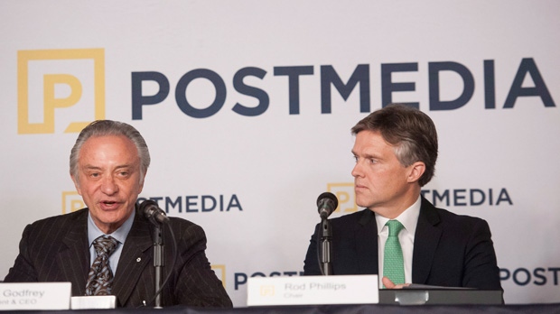 O presidente e CEO da Postmedia, Paul Godfrey, à esquerda, e o Presidente do Conselho de Administração da Postmedia, Rod Phillips, participam numa conferência de imprensa em Toronto – 6 de outubro, 2014, onde anunciam a compra das operações de língua inglesa da Sun Media Corp., por parte da Postmedia. The Canadian Press / Hannah YoonO presidente e CEO da Postmedia, Paul Godfrey, à esquerda, e o Presidente do Conselho de Administração da Postmedia, Rod Phillips, participam numa conferência de imprensa em Toronto – 6 de outubro, 2014, onde anunciam a compra das operações de língua inglesa da Sun Media Corp., por parte da Postmedia. The Canadian Press / Hannah Yoon