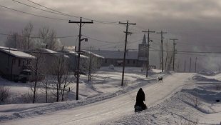 Uma moto de neve passeia pela rua principal, no Fort Hope First Nation, Ontário, nesta foto de arquivo. (Ryan Remiorz / The Canadian Press)