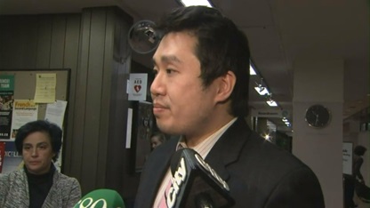 O presidente do Toronto School District Board, Shaun Chen, fala com os repórteres, a seguir a uma reunião da direção escolar na noite de quarta-feira
