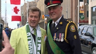 O presidente John Tory marchou com o Chefe Bill Blair no desfile do St. Patrick's Day que teve lugar na tarde de domingo. (CBC)