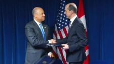 O ministro da Segurança Pública Steven Blaney e o secretário de Segurança Interna Jeh Johnson assinam uma iniciativa transfronteiriça histórica entre o Canadá e os EUA