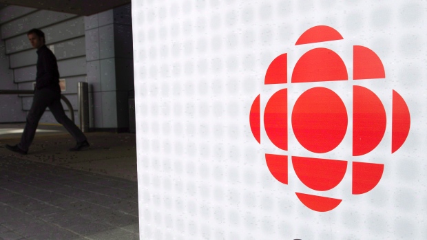 Um homem sai do edifício da CBC em Toronto. Foto de arquivo. (The Canadian Press/Nathan Denette)