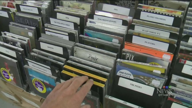 É o fim de uma era para um negócio de longa data em Otava. No domingo, o CD Warehouse fechou as suas portas de vez, depois de 24 anos na indústria. (Fonte CTV Otava)