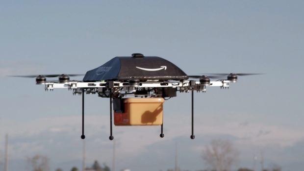 Esta imagem sem data, fornecida pela Amazon.com, mostra o chamado projeto de aeronaves não tripuladas Prime Air que a Amazon está a trabalhar nos seus laboratórios de investigação e desenvolvimento. (AP/Amazon)
