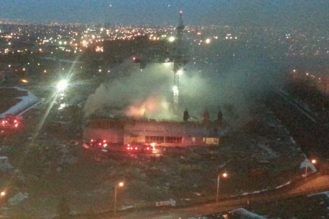 É visível o fumo que sai do local de construção do Peel Memorial Hospital, em Brampton, na segunda-feira à noite. (Cortesia Liz Cunningham)