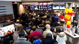Centenas de convidados alinham-se no maior restaurante McDonald no Ontário, em Toronto. Foto de arquivo. . (McDonald's Restaurants of Canada Limited)