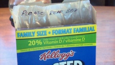 Uma caixa de Frosted Flakes da Kellogg’s com uma mensagem especial de London, é vista em Timmins, Ontário - 2 de março, 2015