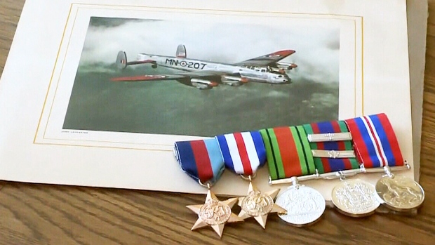 APÓS 70 ANOS, VETERANO CANADIANO RECEBE FINALMENTE AS SUAS MEDALHAS DE SERVIÇO