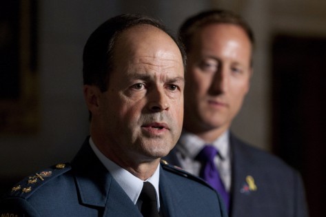 O ministro da Defesa Nacional Peter MacKay olha, enquanto o tenente-Gen. Tom Lawson, à esquerda, responde a perguntas, depois de ter sido anunciado como o próximo chefe das Forças Armadas, no foyer da Câmara dos Comuns, no Parliament Hill, em Otava. 27 de agosto de 2012. The Canadian Press / Adrian Wyld