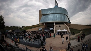 Pessoas no exterior do Museu Canadiano dos Direitos Humanos, em Winnipeg - 17 de setembro de 2014. (John Woods / The Canadian Press)