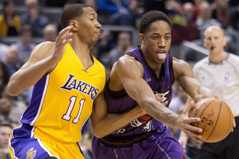 DeMar DeRozan (Toronto Raptors) disputa uma bola, durante o jogo contra a equipa Los Angeles Lakers, em Toronto - 27 de março de 2015. The Canadian Press / Nathan Denette