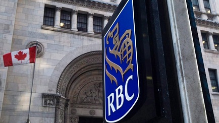 Um sinal do Royal Bank of Canada é visto no distrito financeiro de Toronto. (Nathan Denette / The Canadian Press)