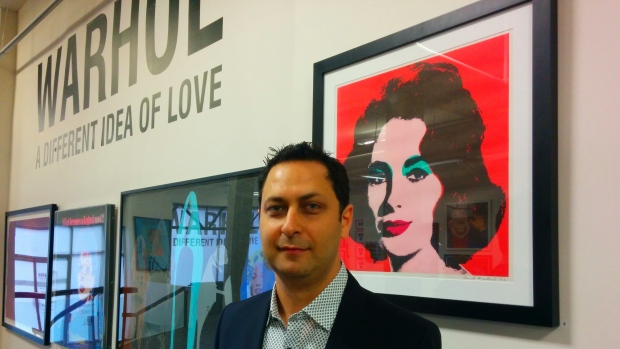 O colecionador de arte Ron Rivlin trouxe até Vancouver o maior número de originais de Andy Warhol já exibido no Canadá. (Jason D'Souza)