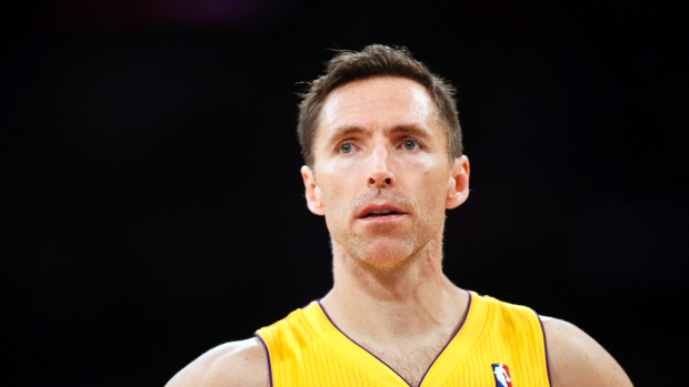 Foto de arquivo de Steve Nash, enquanto jogador dos Los Angeles Lakers. (AP Photo/Danny Moloshok, File)