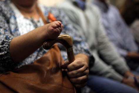 Espanhóis nascidos com defeitos graves devido à talidomida, aguardam o julgamento contra a empresa alemã Gruenenthal Group, para começar no tribunal em Madrid, Espanha - 14 de outubro de 2013. The ASSOCIATED PRESS / Andres Kudacki