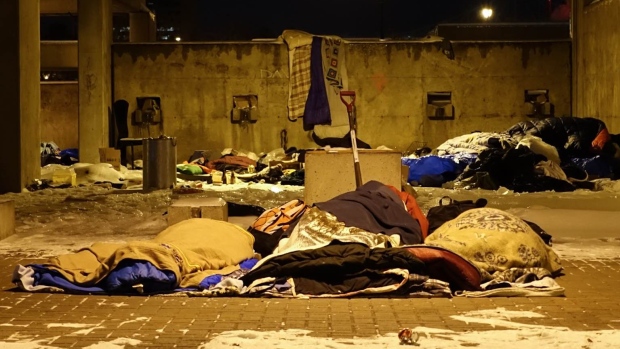 A Viger Square, no centro de Montreal, é um local popular para a população sem-abrigo da cidade. Muitos optam por dormir na rua, em vez de em abrigos, mesmo quando as temperaturas caem para além do ponto de congelação. (Simon-Marc Charron / Radio-Canada) Segundo a notícia avançada pela CBC News, mais de 800 voluntários iriam começar a realizar, na noite de terça-feira, um estudo sobre a população sem-abrigo da cidade de Montreal.