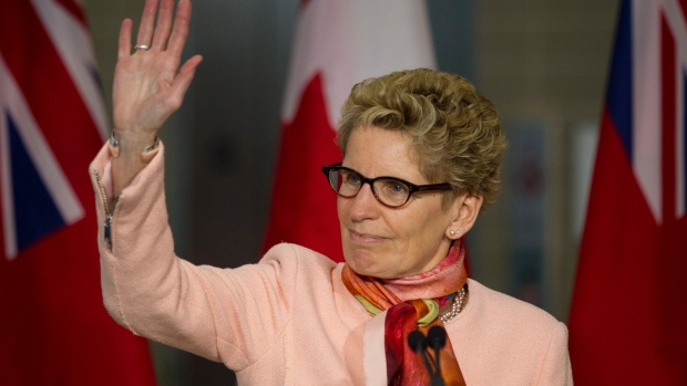 Kathleen Wynne, no pódio, quando o governo provincial anuncia o lançamento das suas novas certidões de nascimento, em Toronto - 10 de março de 2015. The Canadian Press / Chris Young
