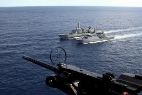 CADETES DA ACADEMIA NAVAL ANGOLANA EM TREINO MILIAR NA FRAGATA BARTOLOMEU DIAS