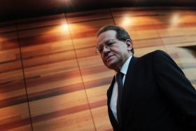 VÍTOR CONSTÂNCIO DIZ QUE GRÉCIA NÃO VAI COMPROMETER RECUPERAÇÃO EUROPEIA