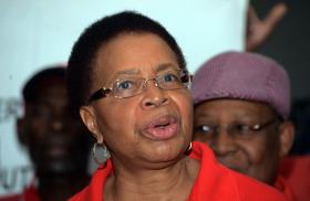 VIÚVA DE MANDELA, GRAÇA MACHEL, EXORTA ÁFRICA DO SUL A ACORDAR PERANTE XENOFOBIA