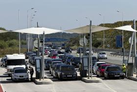 MILHARES DE ESPANHÓIS PARAM NAS PORTAGENS PARA PASSAR PÁSCOA NO ALGARVE
