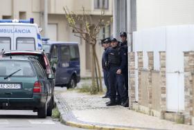 POLÍCIA RETIRA FAMÍLIA RETIDA EM HABITAÇÃO EM OVAR