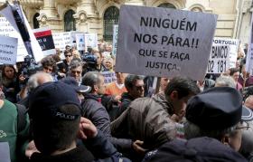 BES: MANIFESTANTES ULTRAPASSAM BARREIRA POLICIAL E ENTRAM NA SEDE DO NOVO BANCO EM LISBOA
