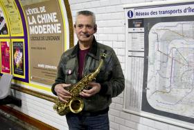 SILÊNCIO QUE SE OUVE FADO NO METRO DE PARIS, HÁ 25 ANOS