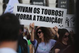 MARCHA EM DEFESA DOS ANIMAIS JUNTOU DEZENAS DE PESSOAS NA PRAÇA DO COMÉRCIO