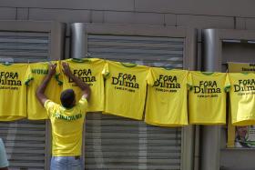 MANIFESTANTES EM SÃO PAULO PEDEM IMPUGNAÇÃO DO MANDATO DE DILMA ROUSSEFF